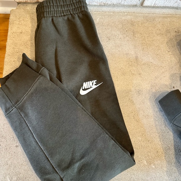 Nike Hoodie and Pant set. Size 7 - Picture 4 of 4